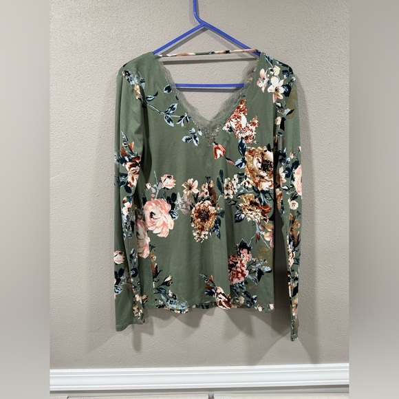 Daytrip Floral Lace Trim Top - Picture 5 of 5